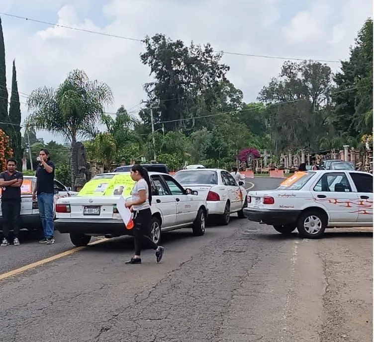 comuneros Bloquean carretera en Tzintzuntzan