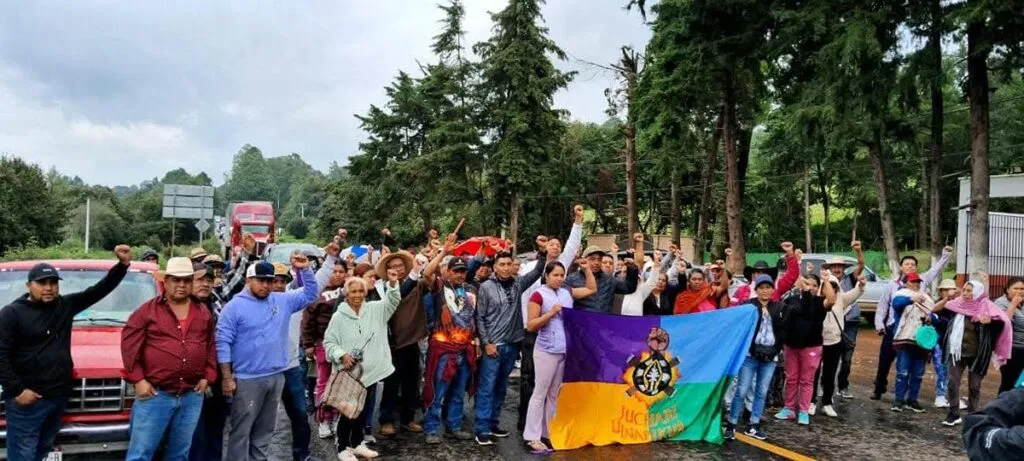 Comunidades indígenas bloquean carreteras en Michoacán