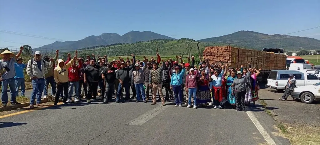 Comunidades indígenas bloquean carreteras en Michoacán en protesta