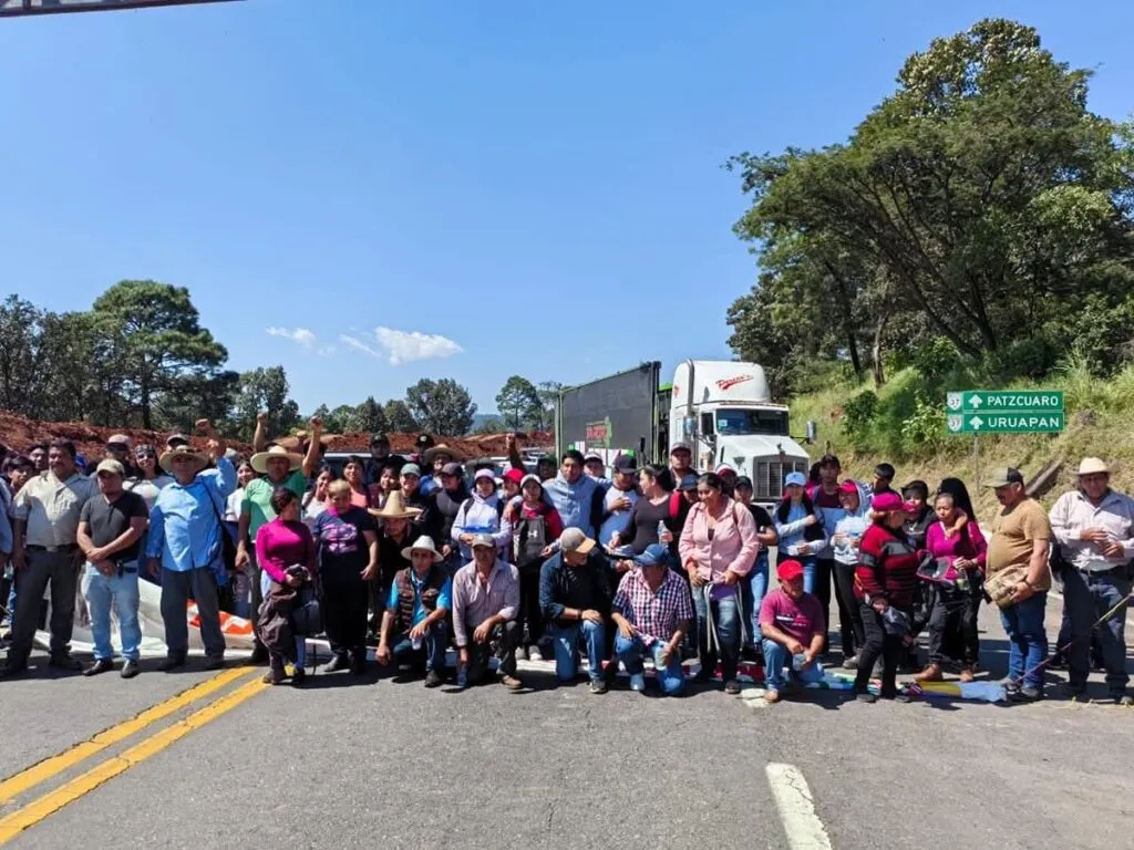 Comunidades indígenas bloquean carreteras en Michoacán en protesta por la simulación gubernamental