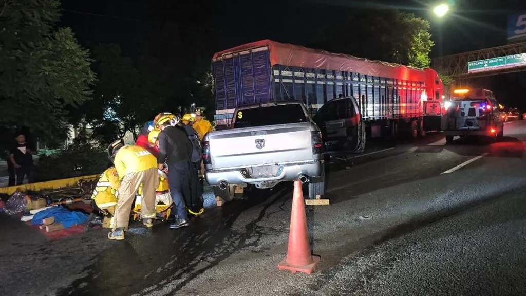 Con heridas graves resultó un conductor al chocar su camioneta contra un tortón