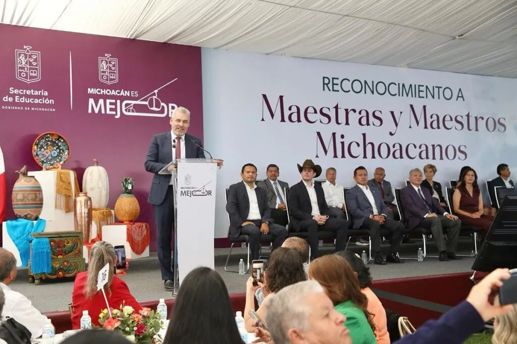 Con los maestros todo; suman más de 90 quincenas de pagos puntuales: Bedolla
