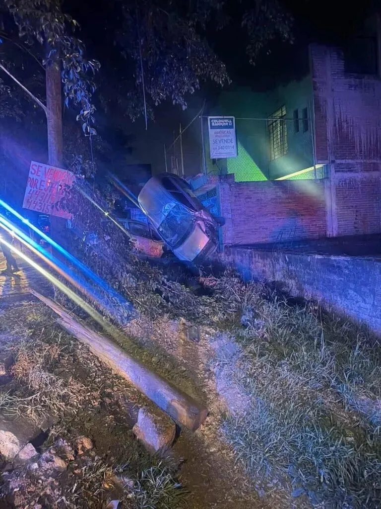 Conductor pierde el control y termina volcado sobre otro automóvil en Morelia