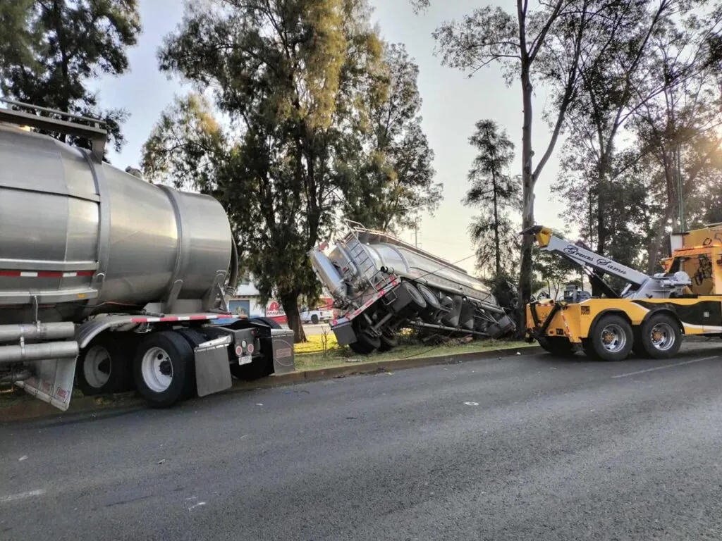 Continúan maniobras para retirar los tractocamiones accidentados en el libramiento de Morelia