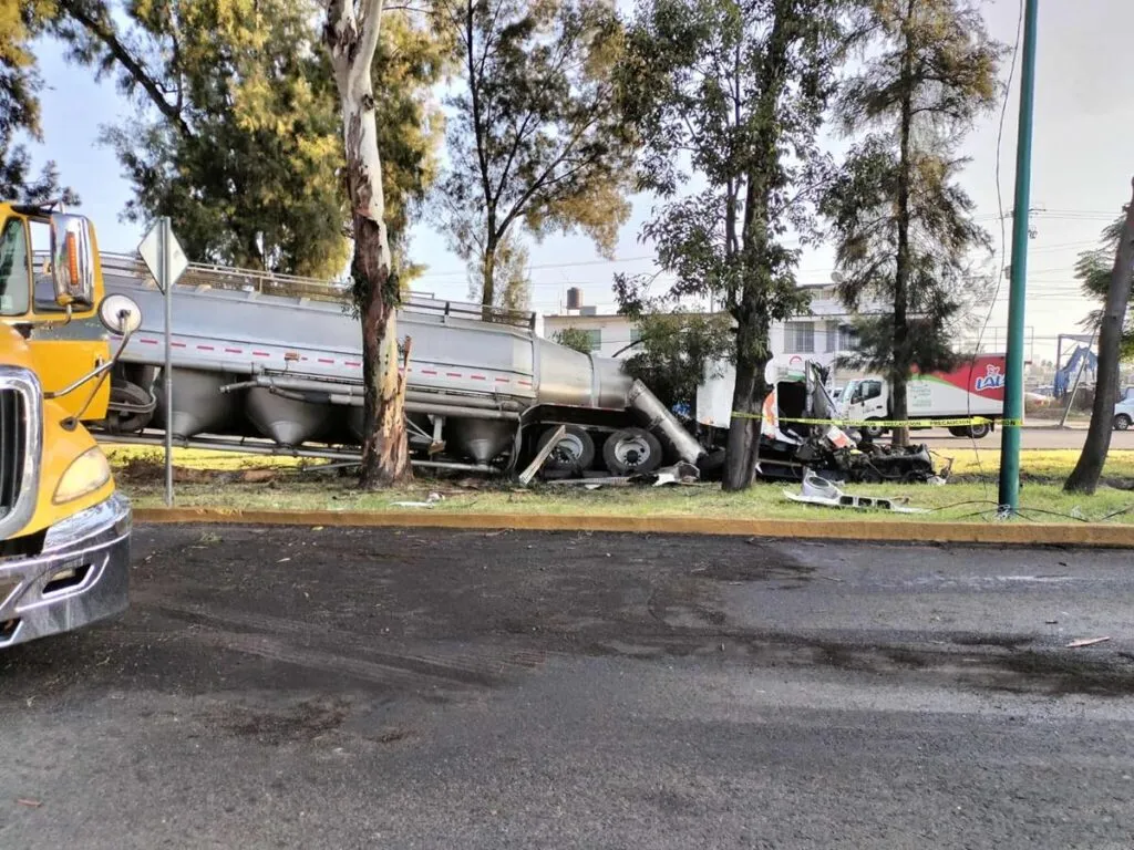 Continúan trabajos para retirar tractocamiones accidentados en el libramiento de Morelia