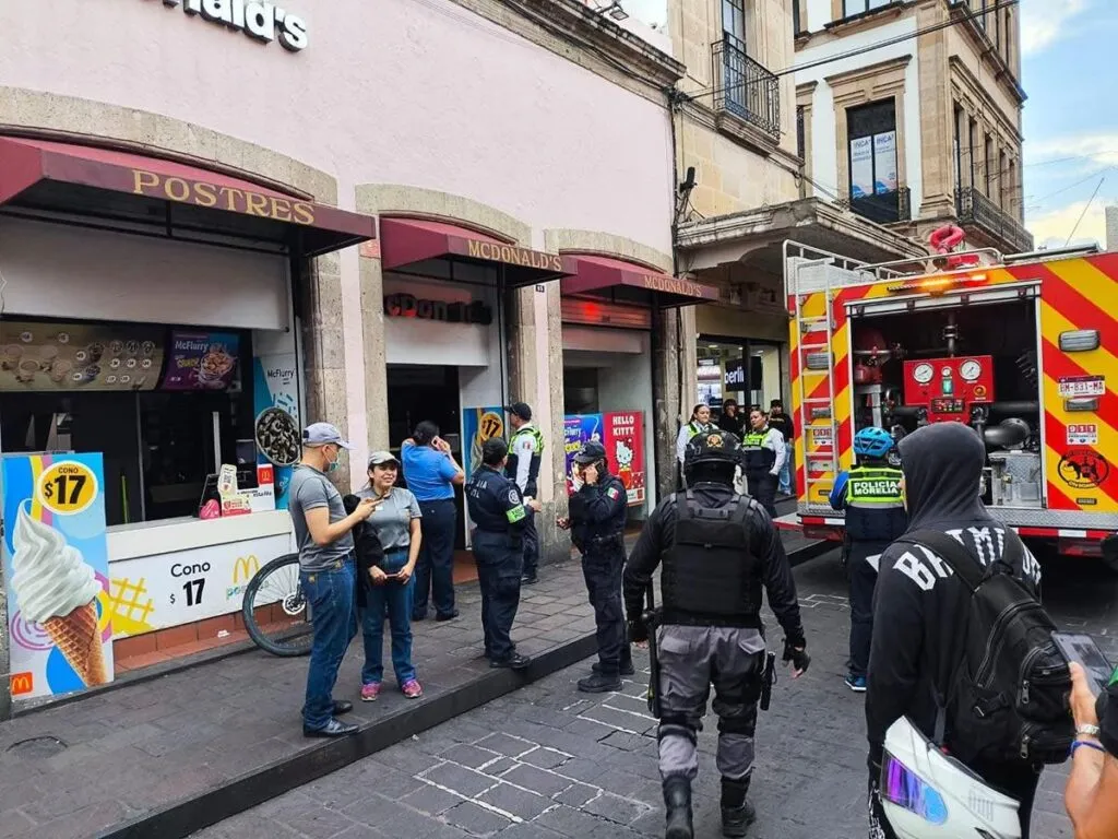 Cortocircuito en negocio de hamburguesas del Centro Histórico de Morelia alerta a trabajadores y comensales