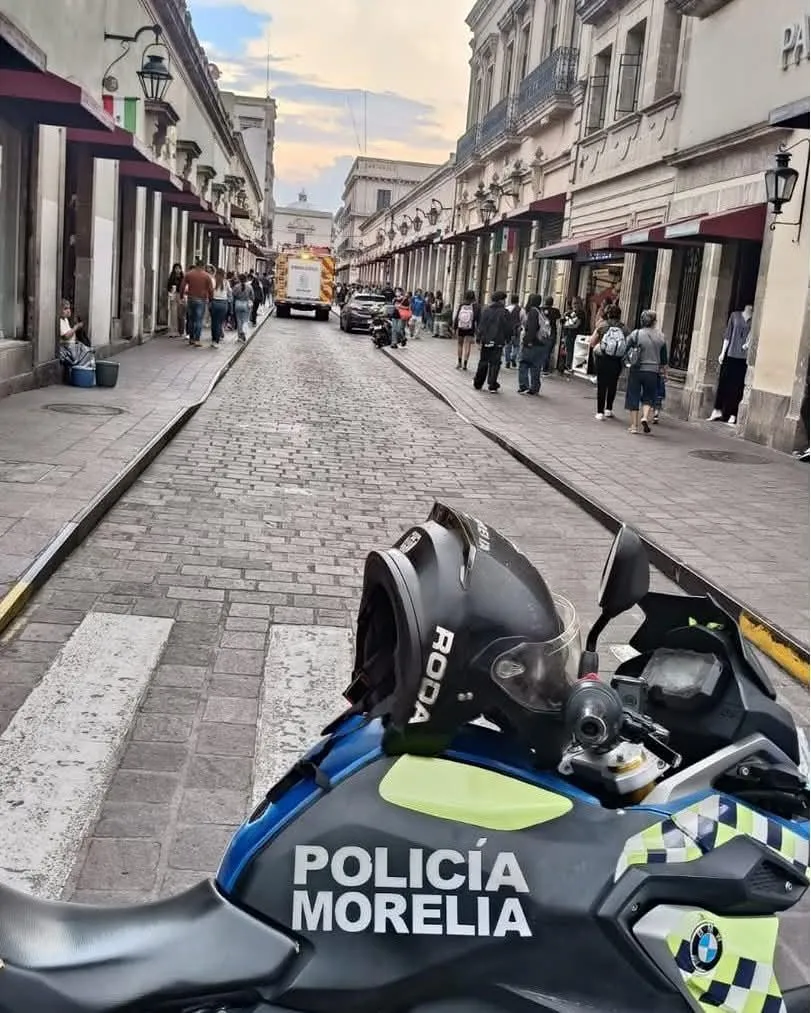 Cortocircuito en negocio de hamburguesas del Centro Histórico de Morelia alerta a trabajadores y comensales-2