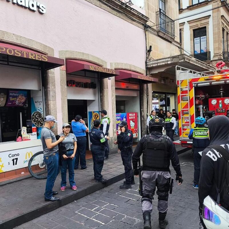 Cortocircuito en negocio de hamburguesas del Centro Histórico de Morelia alerta a trabajadores y comensales
