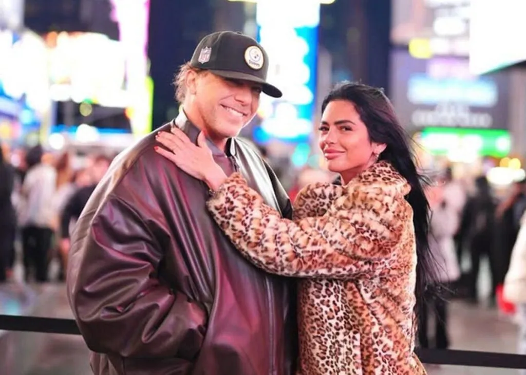 Cristian Castro confirma boda con Mariela Sánchez y aclara polémica por su llegada en silla de ruedas