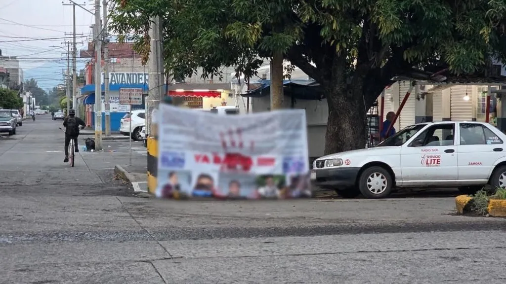 Cuelgan narcomantas en Zamora y Jacona contra autoridades policiales