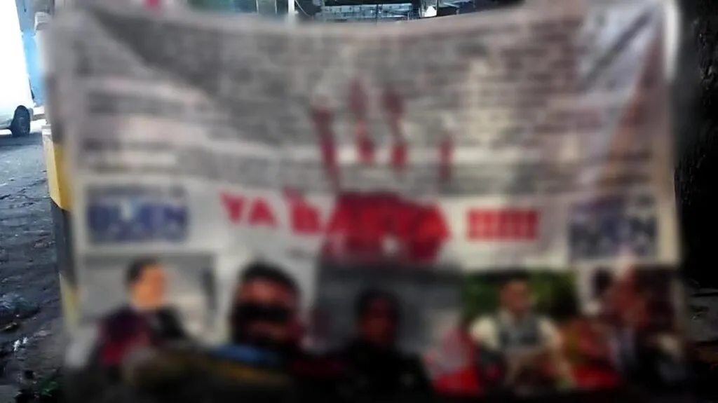 Cuelgan narcomantas en Zamora y Jacona contra corporaciones policiacas