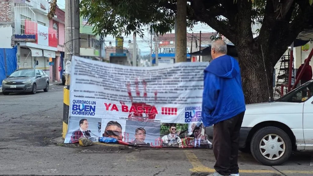 Cuelgan narcomantas en Zamora y Jacona contra corporaciones policiales