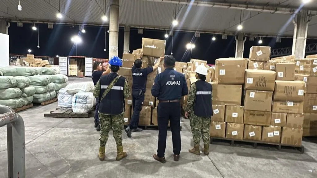 Decomiso de mercancía en Lázaro Cárdenas