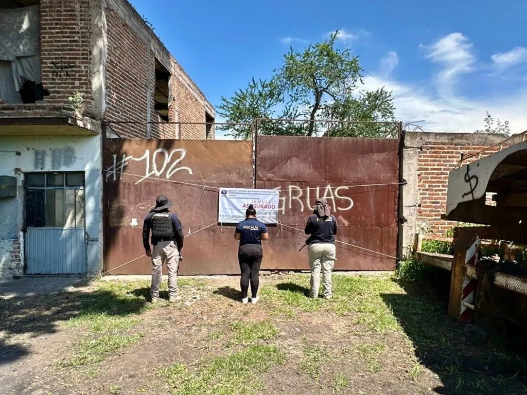 Durante cateo en Sahuayo, la FGE aseguró cuatro vehículos con reporte de robo
