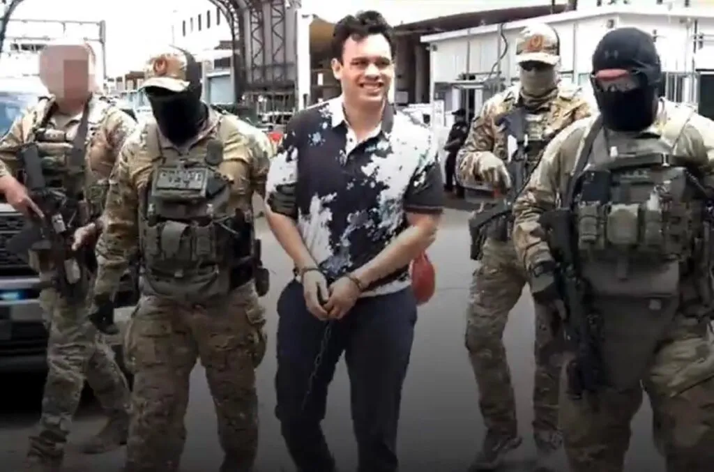 EE.UU. difunde video de un esposado Julio César Chávez Jr. deportado a México