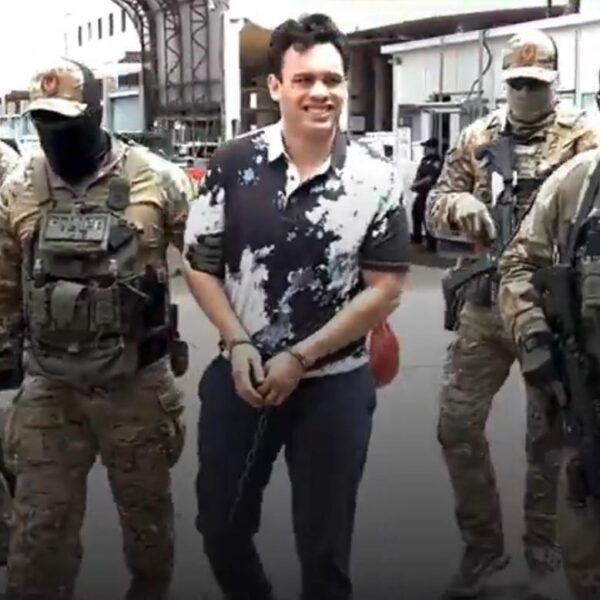 Difunden video de Julio César Chávez Jr. esposado y deportado a México