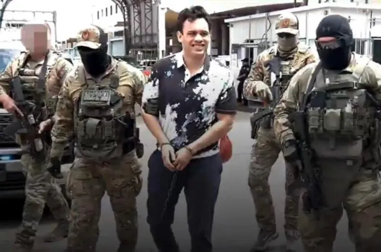 EE.UU. difunde video de un esposado Julio César Chávez Jr. deportado a México