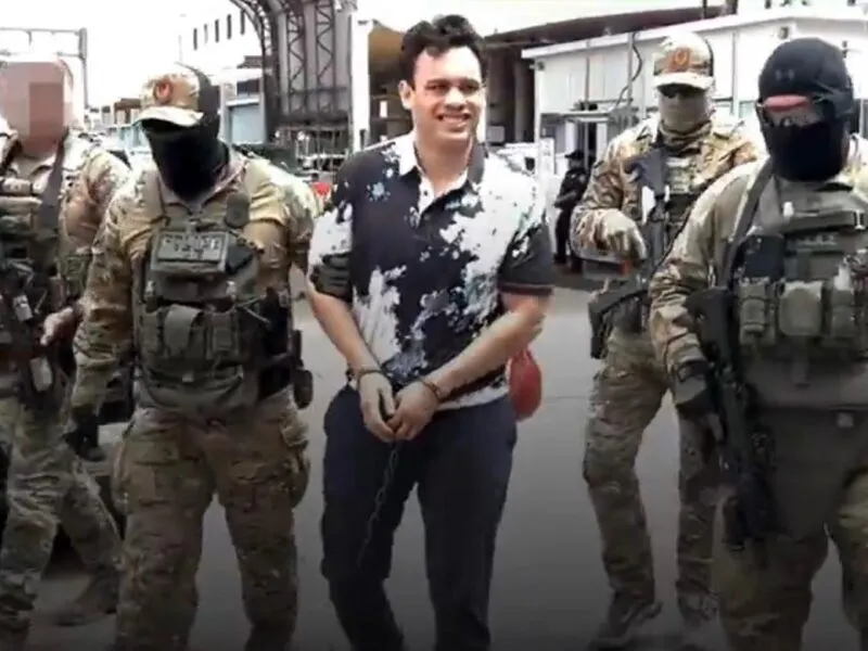 EE.UU. difunde video de un esposado Julio César Chávez Jr. deportado a México
