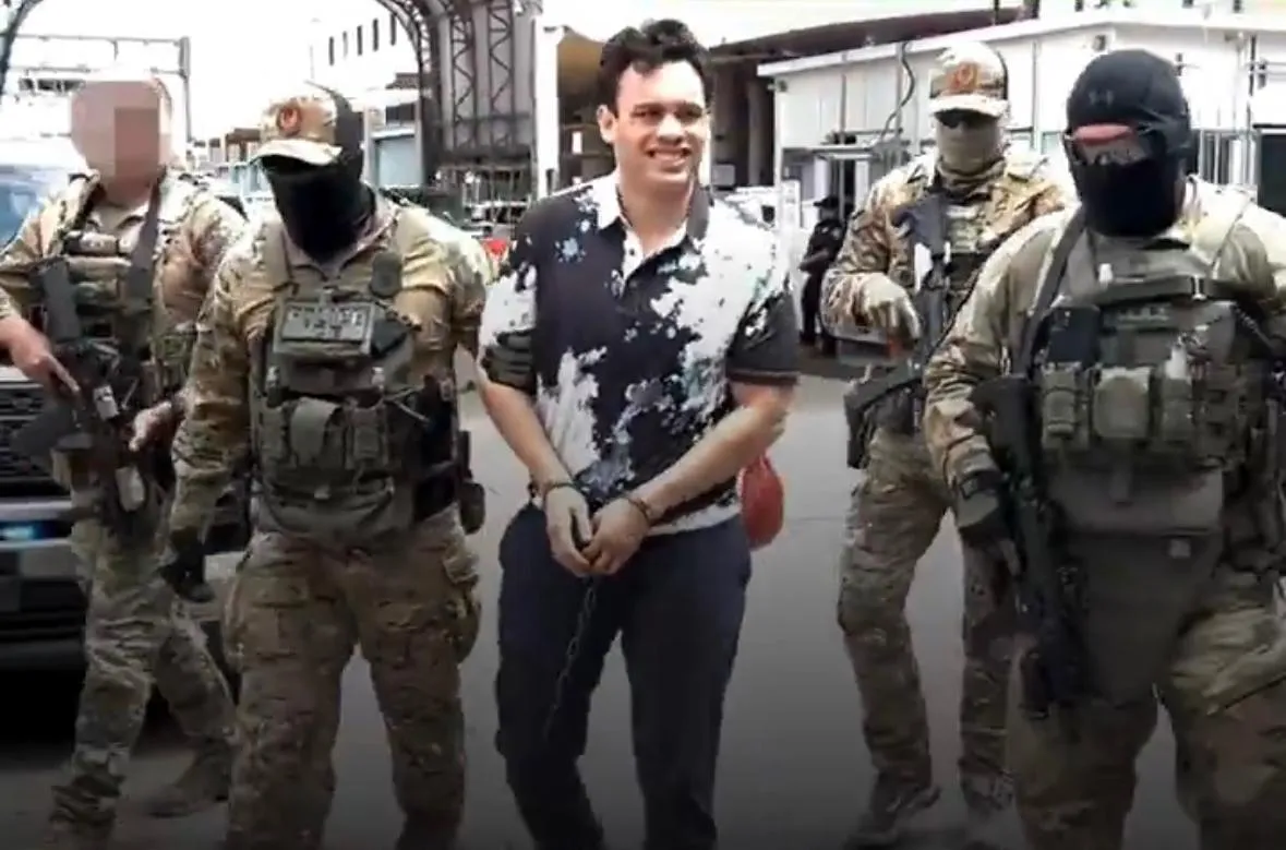 EE.UU. difunde video de un esposado Julio César Chávez Jr. deportado a México