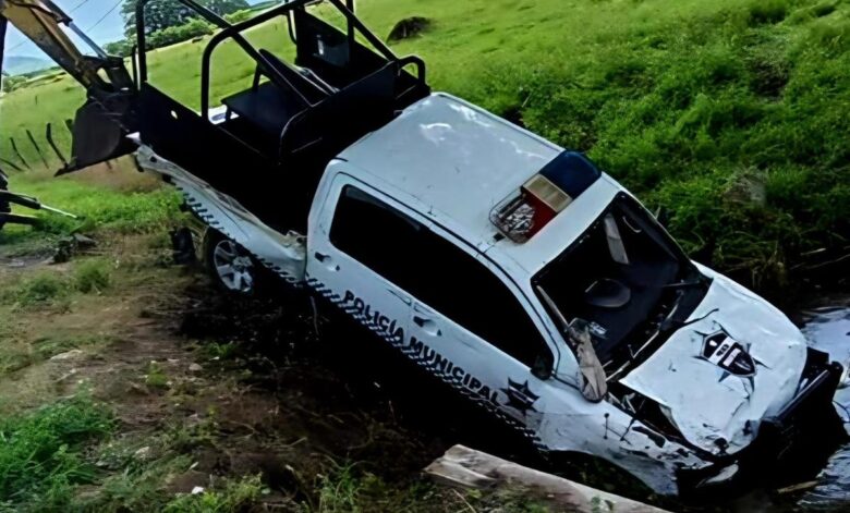 Elementos de seguridad vuelcan la patrulla en la circulaban; hay 5 heridos