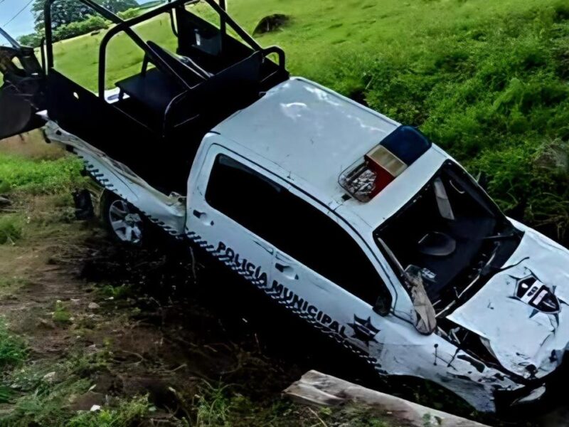 Elementos de seguridad vuelcan la patrulla en la circulaban; hay 5 heridos