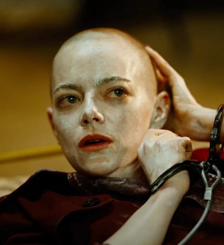 Emma Stone impacta con transformación en “Bugonia”