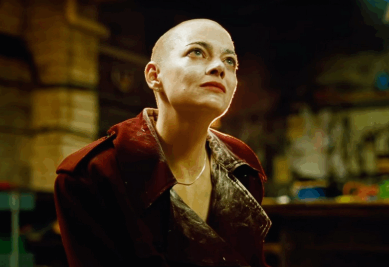 Emma Stone impacta con transformación total en “Bugonia”
