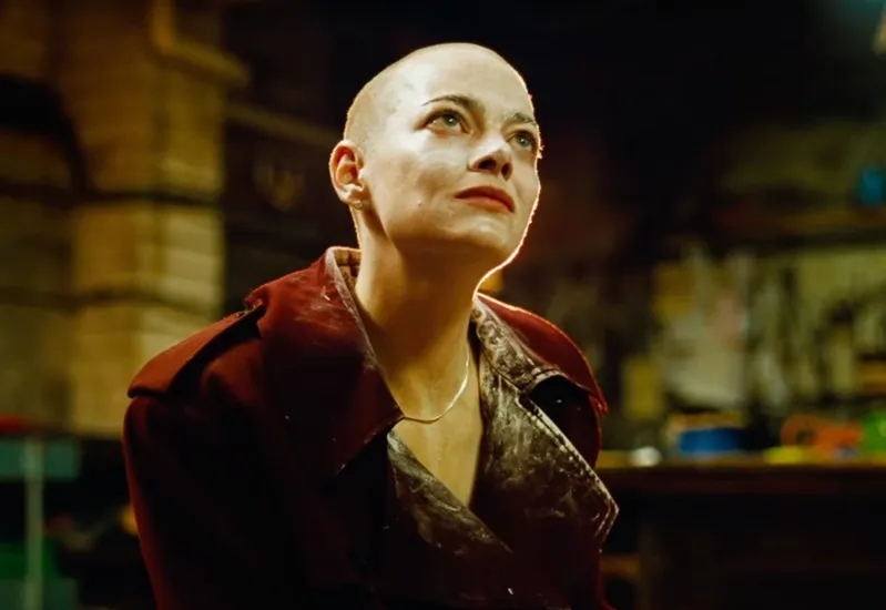 Emma Stone impacta con transformación total en “Bugonia”