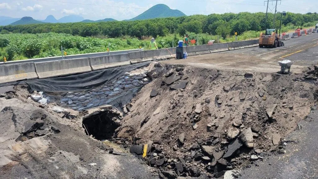 Empresa concesionaria atiende socavón en la carretera federal 120