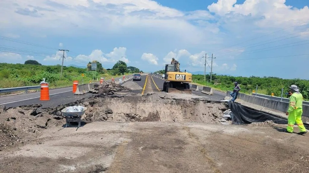 Empresa concesionaria atiende socavón en la carretera federal 120: SCOP