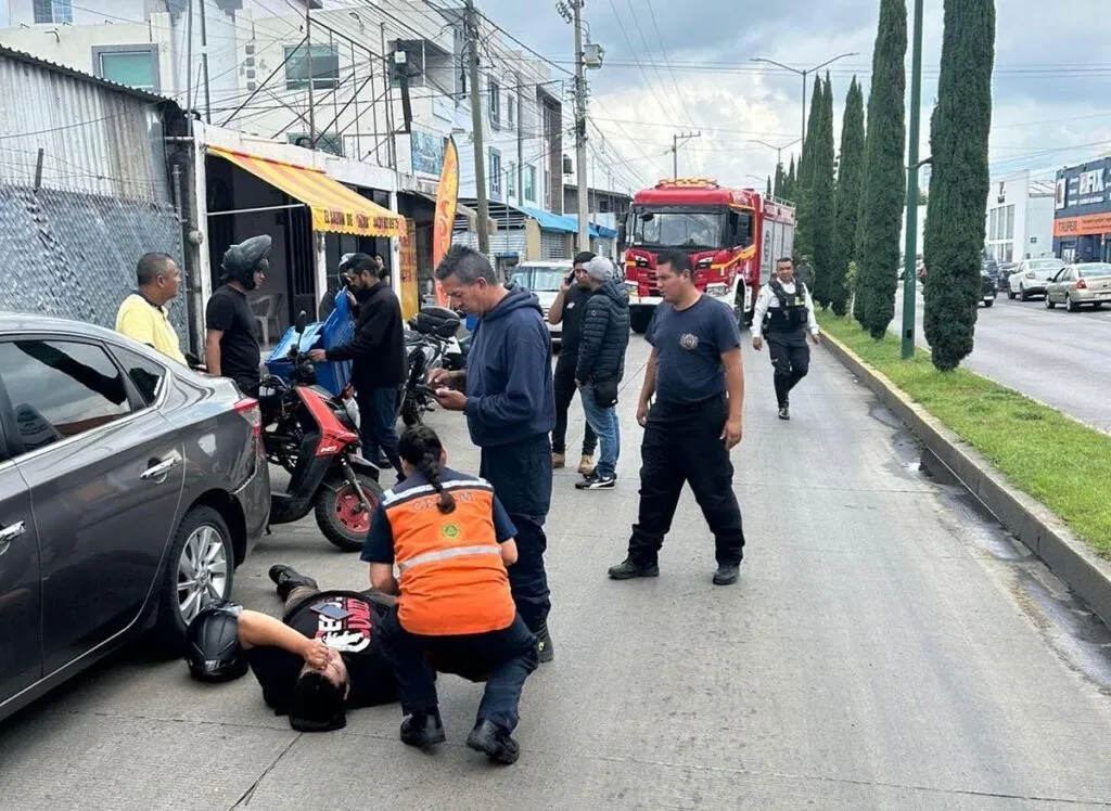 En accidente vehicular en Morelia motociclista resulta lesionado