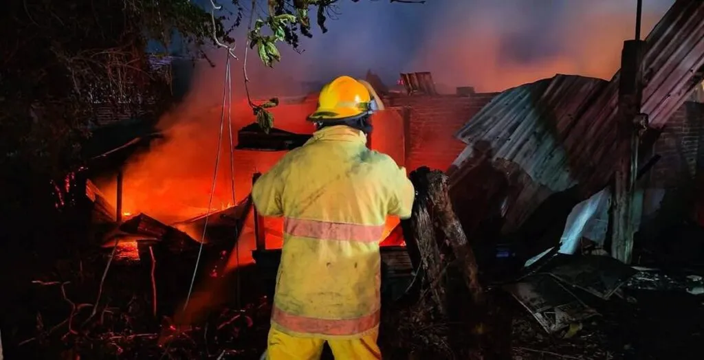 En Apatzingán arde domicilio en la colonia Pénjamo