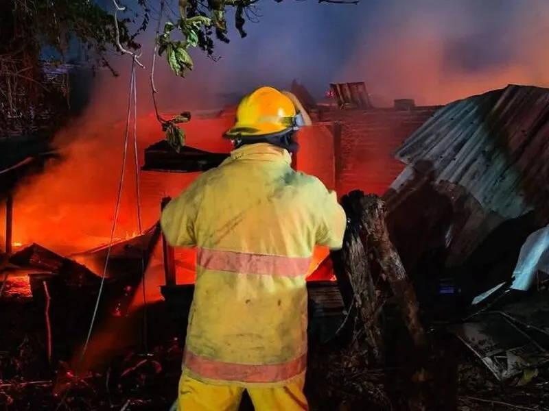 En Apatzingán arde domicilio en la colonia Pénjamo