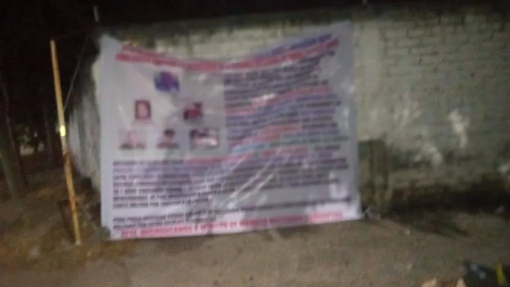En Apatzingán colocan con mensajes que acusan a mandos policiales de vínculos con la delincuencia organizada