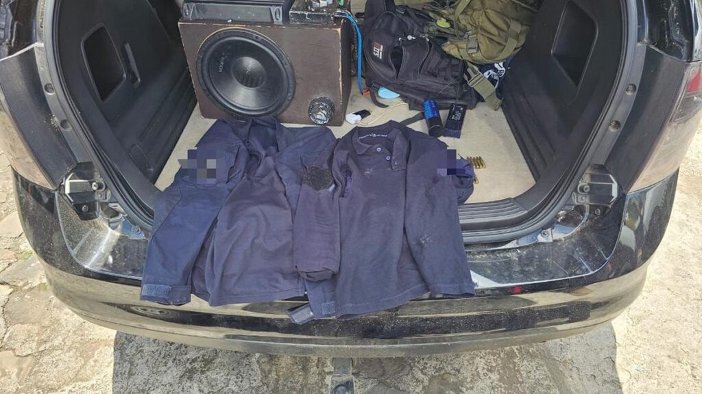 En Tingambato aseguran un vehículo con cartuchos útiles y ropa táctica-1