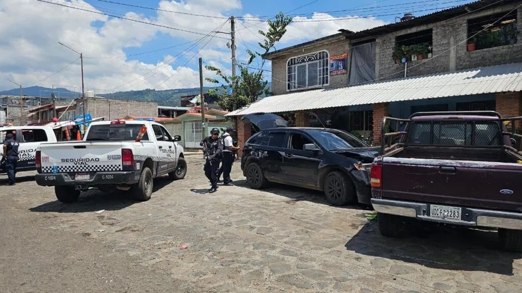 En Tingambato aseguran un vehículo con cartuchos útiles y ropa táctica