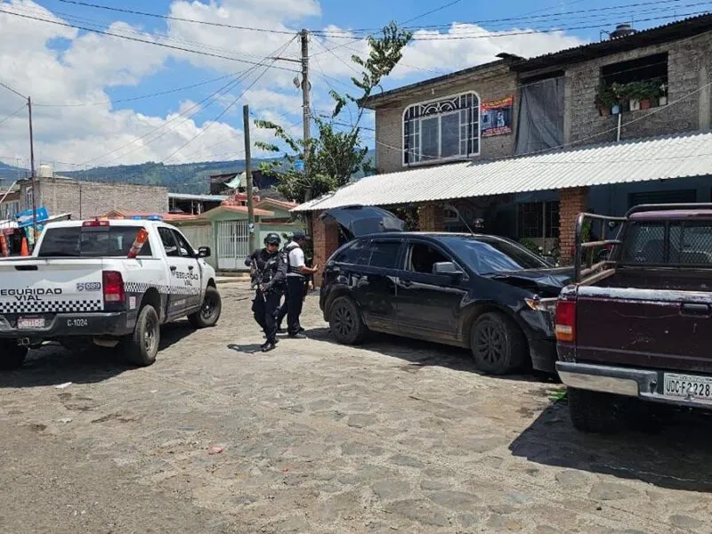 En Tingambato aseguran un vehículo con cartuchos útiles y ropa táctica