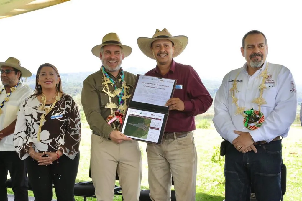 Entrega Bedolla a comunidades certificados de áreas voluntarias para conservar el lago de Pátzcuaro-1