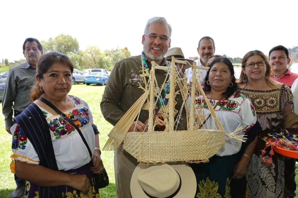 Entrega Bedolla a comunidades certificados de áreas voluntarias para conservar el lago de Pátzcuaro-5
