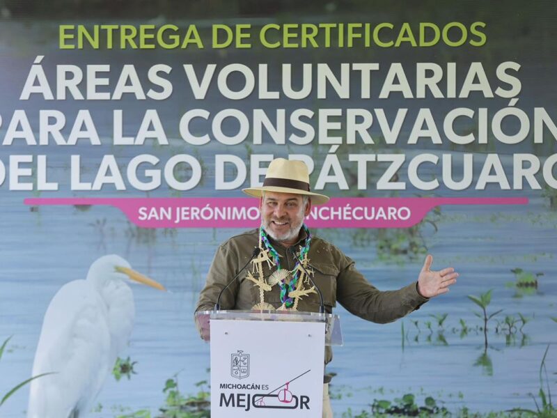 Entrega Bedolla a comunidades certificados de áreas voluntarias para conservar el lago de Pátzcuaro
