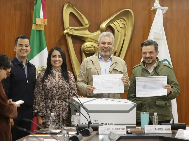 Entrega Bedolla al IMSS, 40 mil firmas en favor del nuevo hospital en Villas del Pedregal