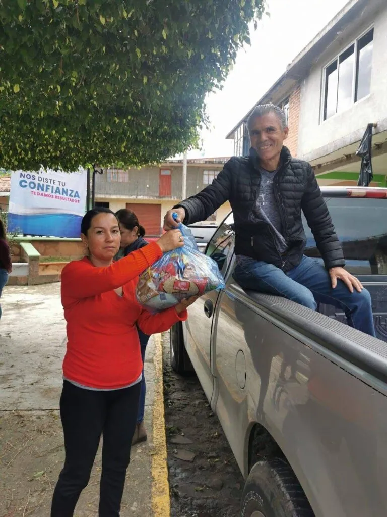 Entrega diputada Tere Herrera apoyos alimentarios a familias de Hidalgo-2