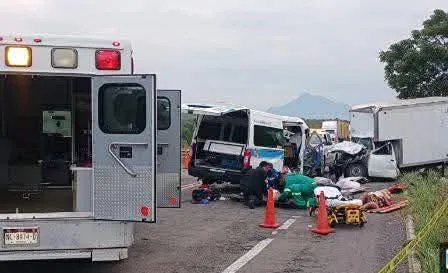 Eran familia; identifican a las víctimas de choque entre camioneta y combi en la Siglo XXI