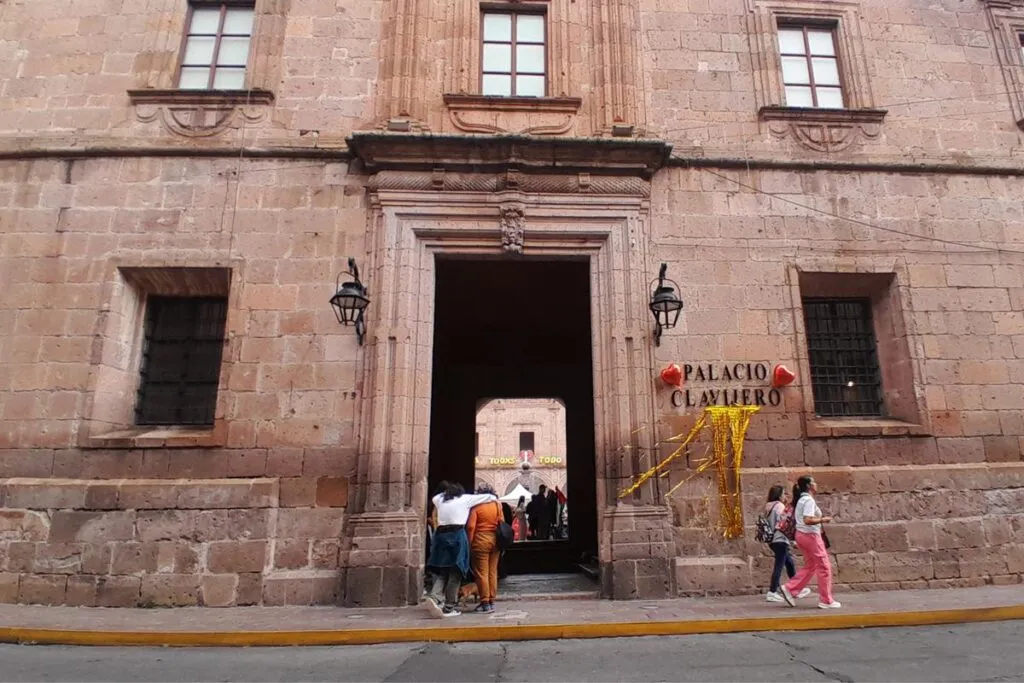 Fachada exterior del palacio clavijero