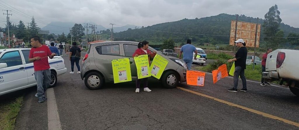 Familiares de Leodegario Ceras bloquean la Pátzcuaro-Quiroga; exigen su aparición