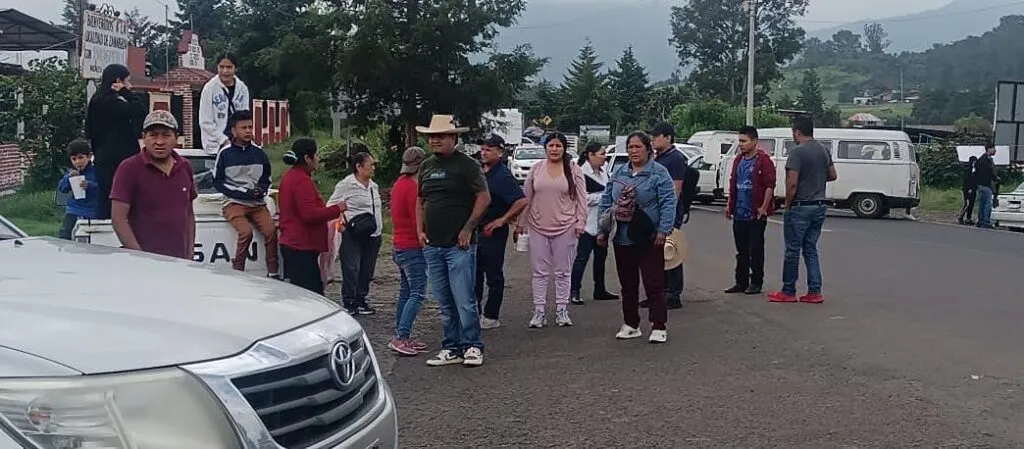 Familiares de Leodegario Ceras bloquean la Pátzcuaro-Quiroga; exigen su aparición-2