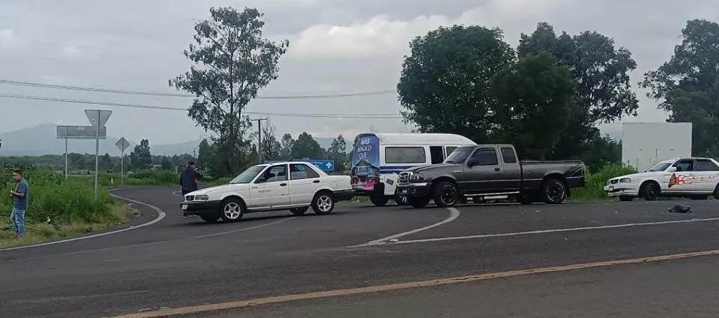 Familiares de Leodegario Ceras bloquean la Pátzcuaro-Quiroga; exigen su aparición-3