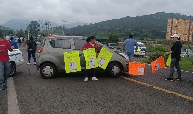 Familiares de Leodegario Ceras bloquean la Pátzcuaro-Quiroga; exigen su aparición