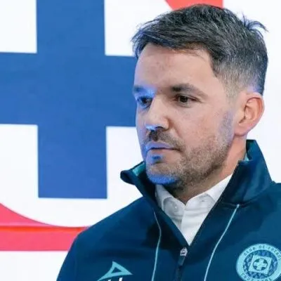 Fanáticos del Cruz Azul piden la salida de Nicolás Larcamón tras histórica goleada