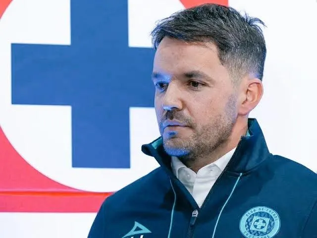 Fanáticos del Cruz Azul piden la salida de Nicolás Larcamón tras histórica goleada